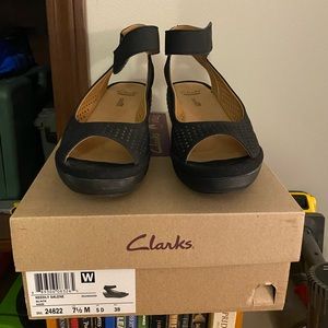 Clarks size 7.5 W sandals!